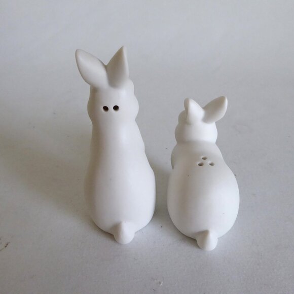 NEW HALLMARK BRAND PORCELAIN WHITE BUNNY RABBIT SALT & PEPPER SHAKER SET - Picture 5 of 8